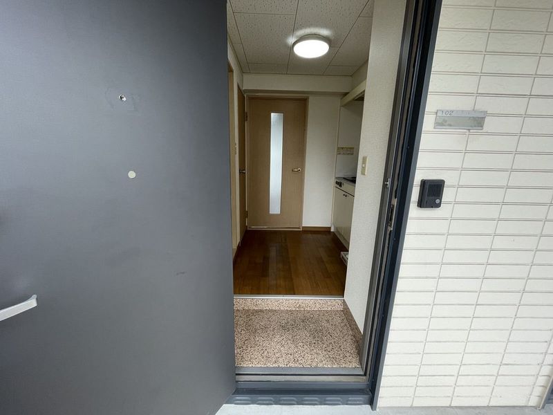 レオパレスバロン 玄関