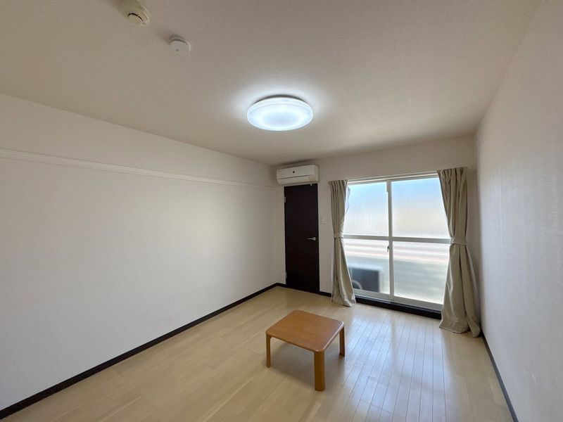 レオネクストライフ高坂 居間