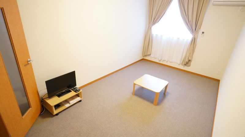 レオパレス安里 居間