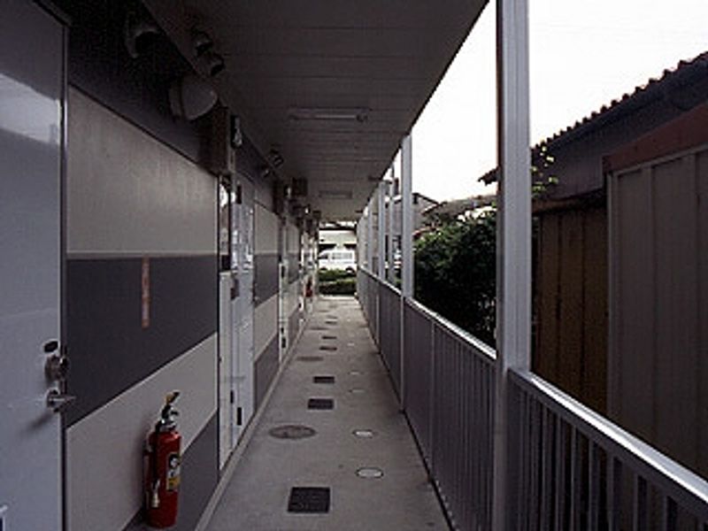 レオパレスタキオン 玄関