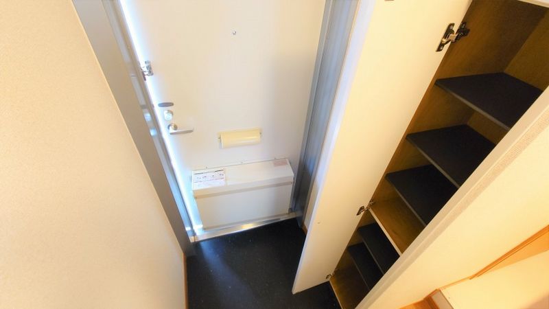 レオパレスラ・ティーダ 玄関