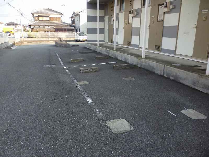 レオパレスα 駐車場