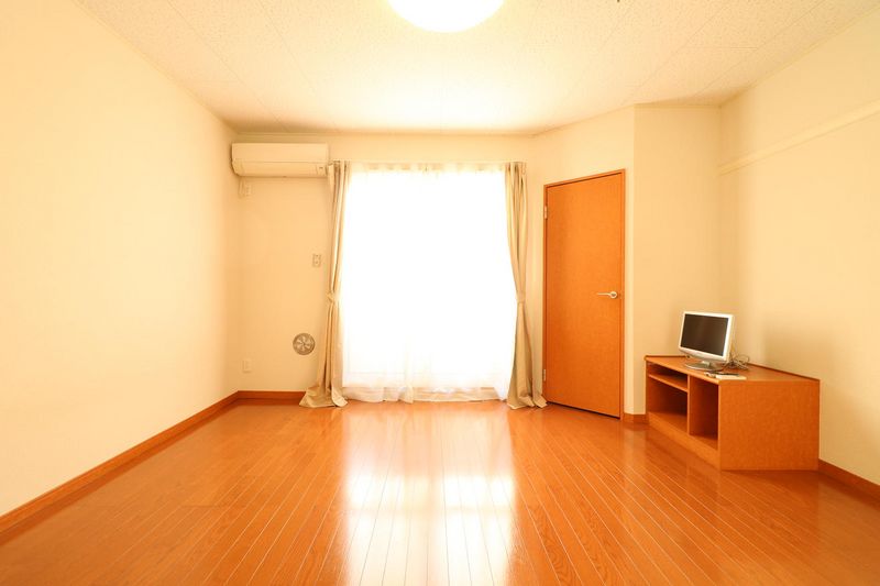 レオパレス罧原 居間