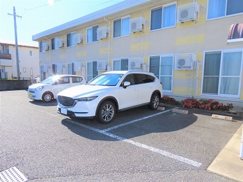レオパレストゥロイメ２ 駐車場
