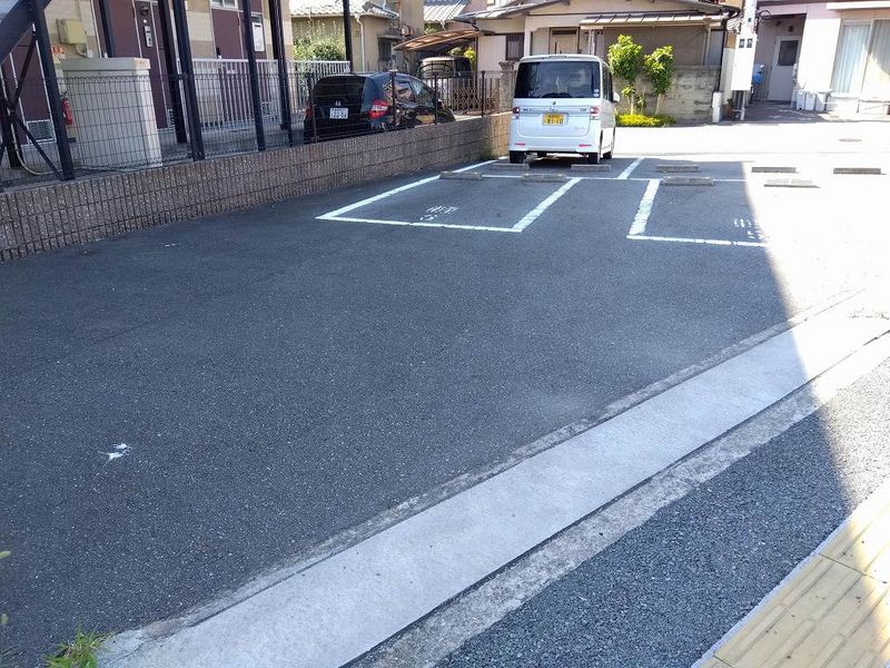 レオパレスＫＯＭＡＴＵＢＡＲＡ 駐車場
