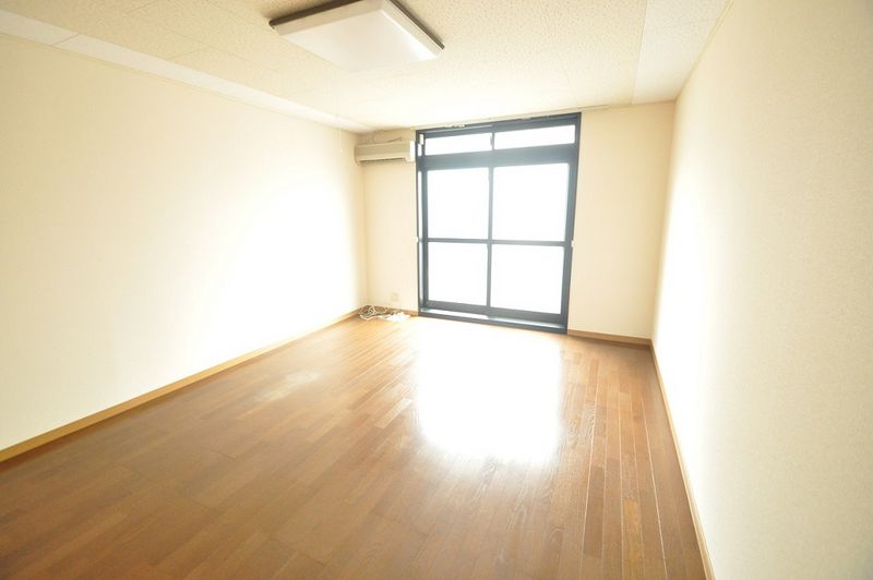 レオパレス藤の木台 居間