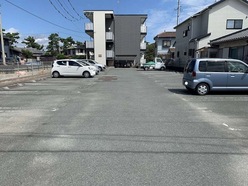 レオパレスチェリービレッジ 駐車場