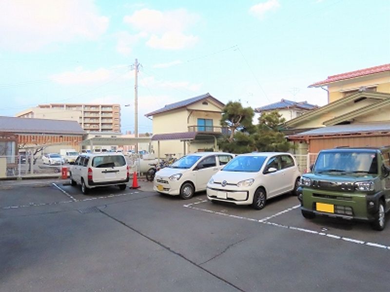 レオパレスモンブラン 駐車場
