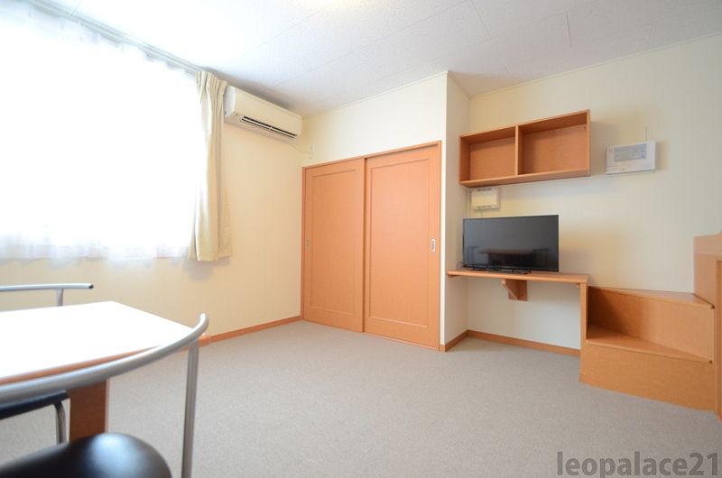 レオパレス中川屋敷 居間