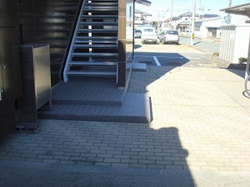 レオパレス君ヶ塚 エントランス