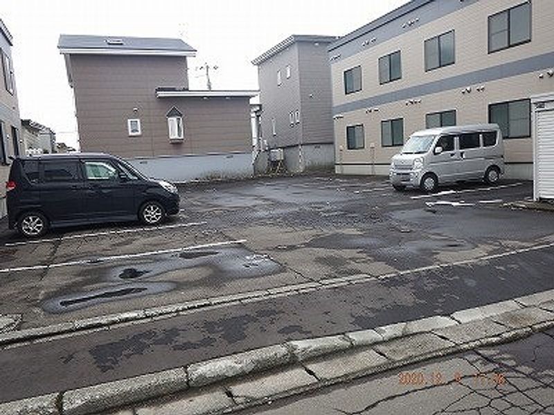レオパレスツインズＡ 駐車場