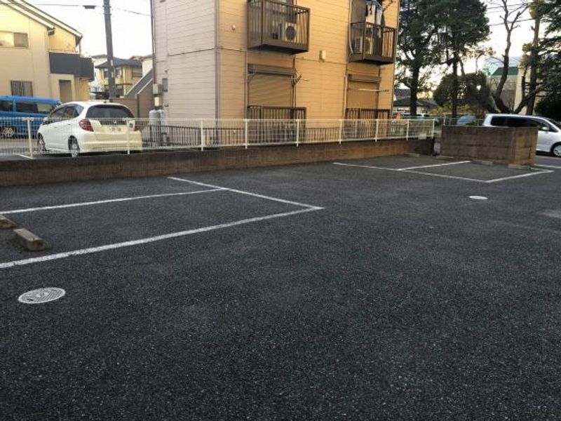 レオパレスサンクフルコート 駐車場