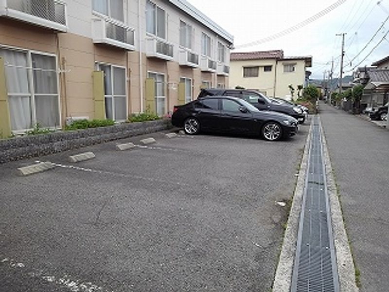 レオパレス白国 駐車場