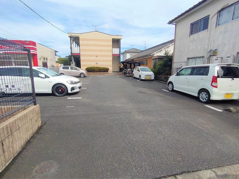 レオパレスレジデンス城ヶ崎 駐車場