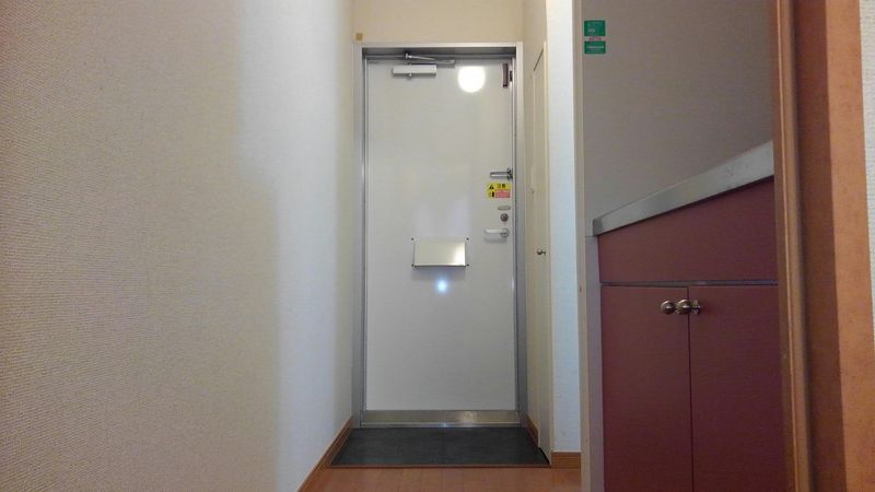 レオパレスリバーサイド五所 玄関