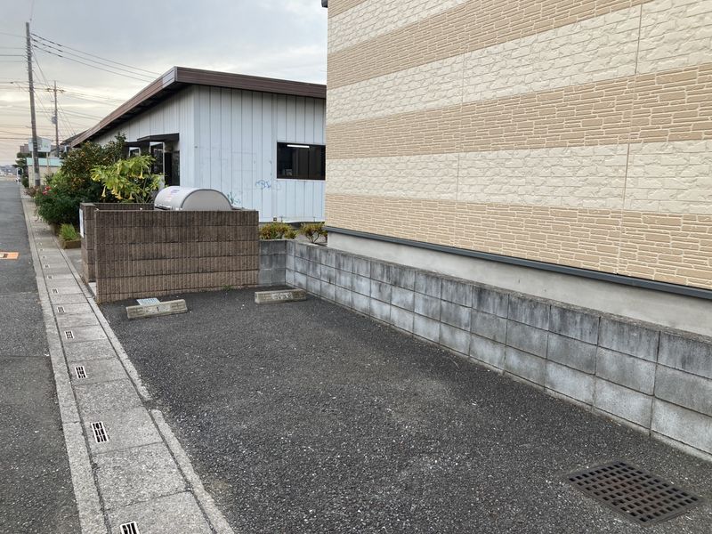 レオパレス華希の館 駐車場