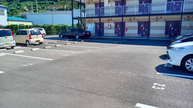 レオパレスエクレール 駐車場