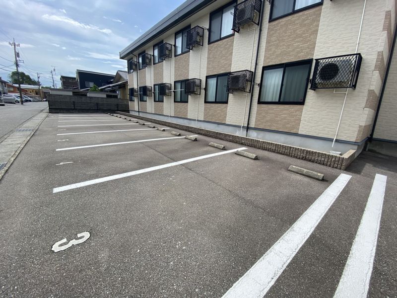 レオパレスアルブルⅠ 駐車場