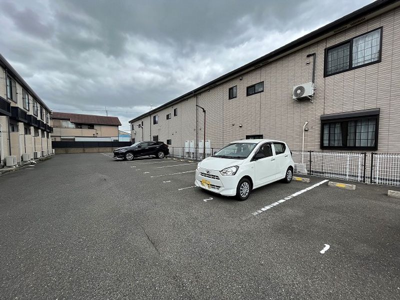 レオパレスコスモス 駐車場