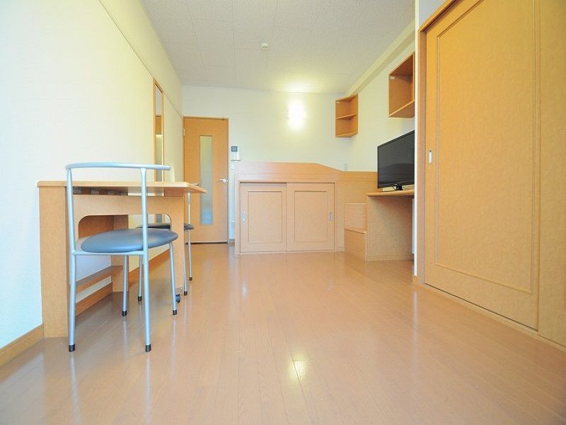 レオパレス津ノ井西 居間