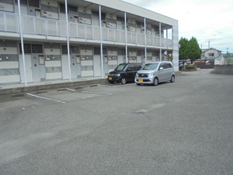 レオパレスルニⅡ 駐車場