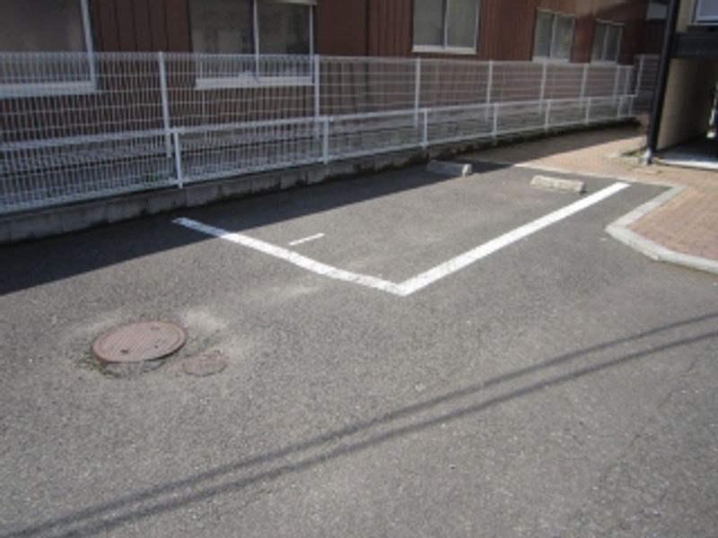 レオパレスあすなろ 駐車場