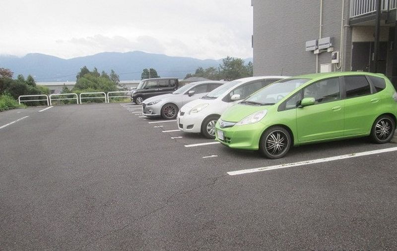 レオパレスぐみ沢 駐車場