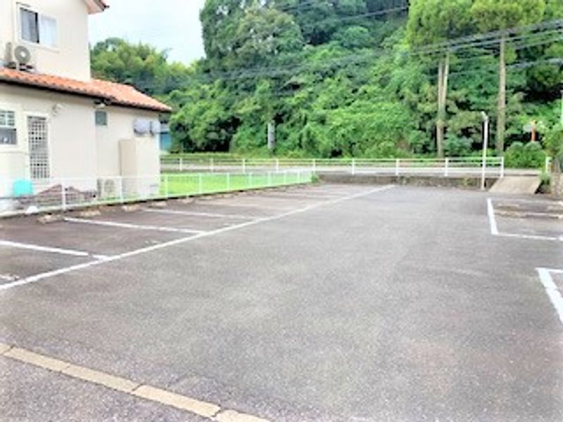 レオパレス華 駐車場