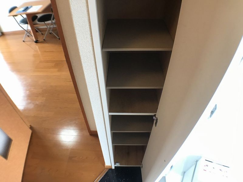 レオパレスひだまり 玄関