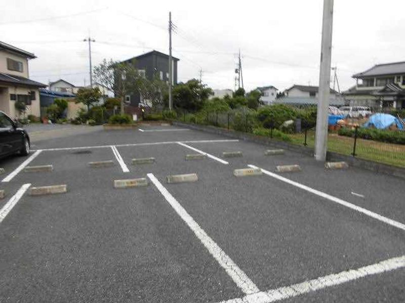 レオパレス愛 駐車場