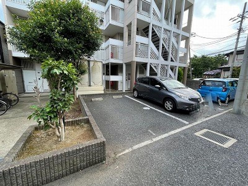 レオパレスフルール 駐車場