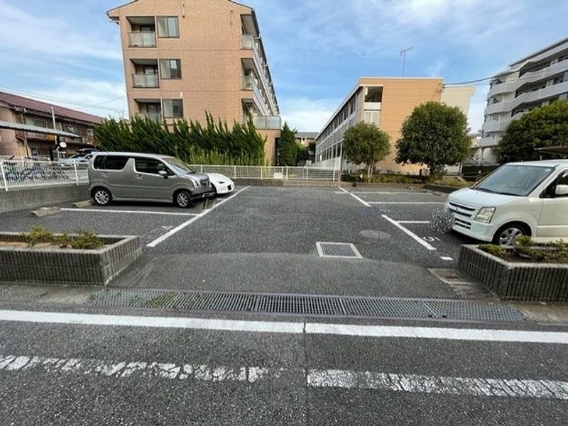 レオパレスルミエール 駐車場