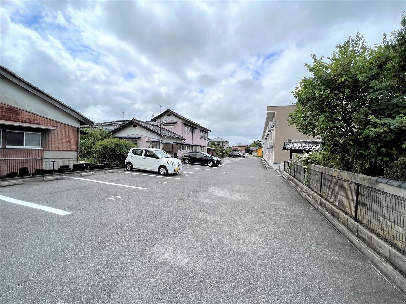 レオパレスＢ　ＺＯＮＥ 駐車場