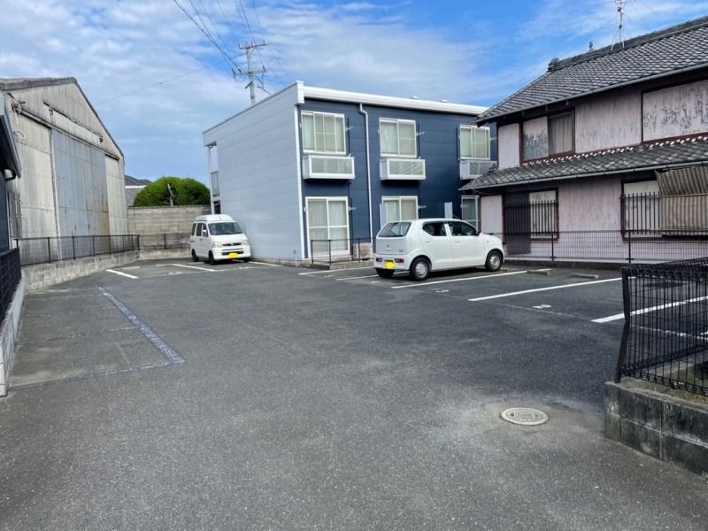 レオパレスイーストⅠ 駐車場