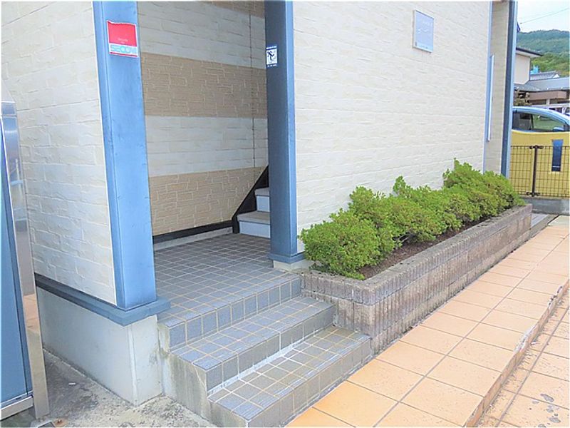 レオパレスリーザ三輪 エントランス