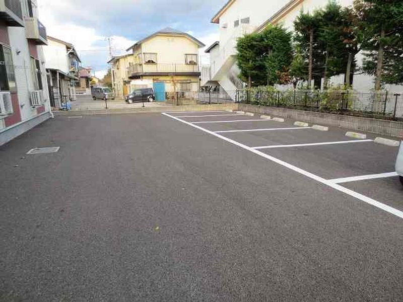 レオネクストＳＵＥＨＩＲＯ 駐車場