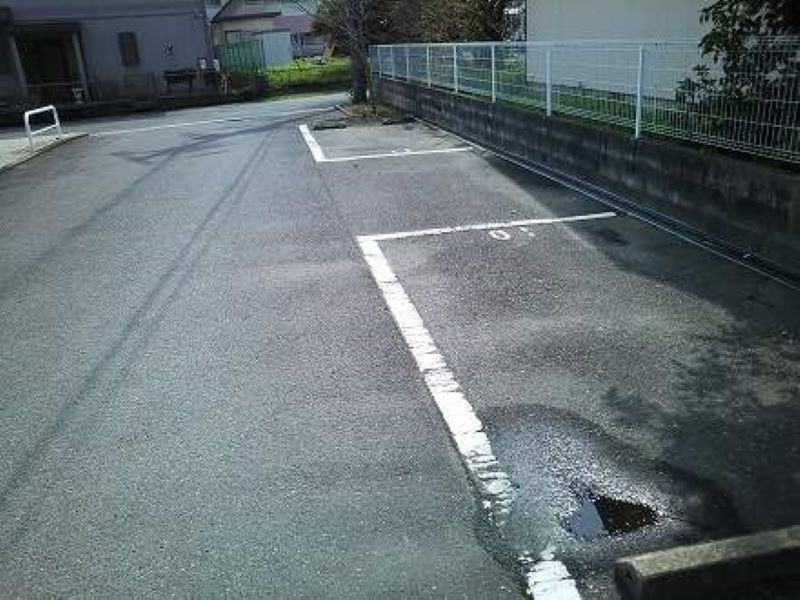 レオパレス恵比須Ⅲ 駐車場