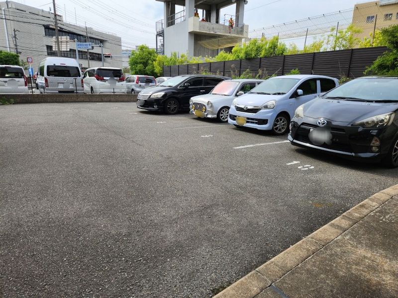 レオパレスウィニング　ロード 駐車場
