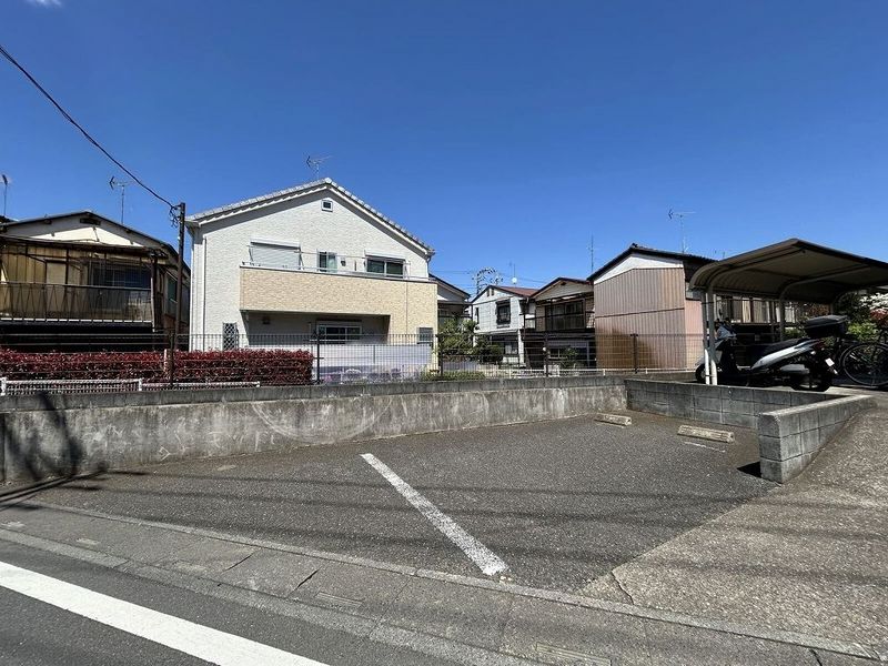 レオパレスプレーヌ 駐車場