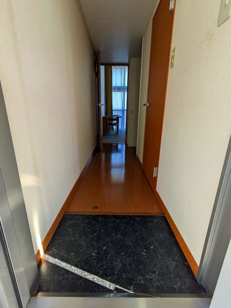 レオパレス日永レジデンス 玄関