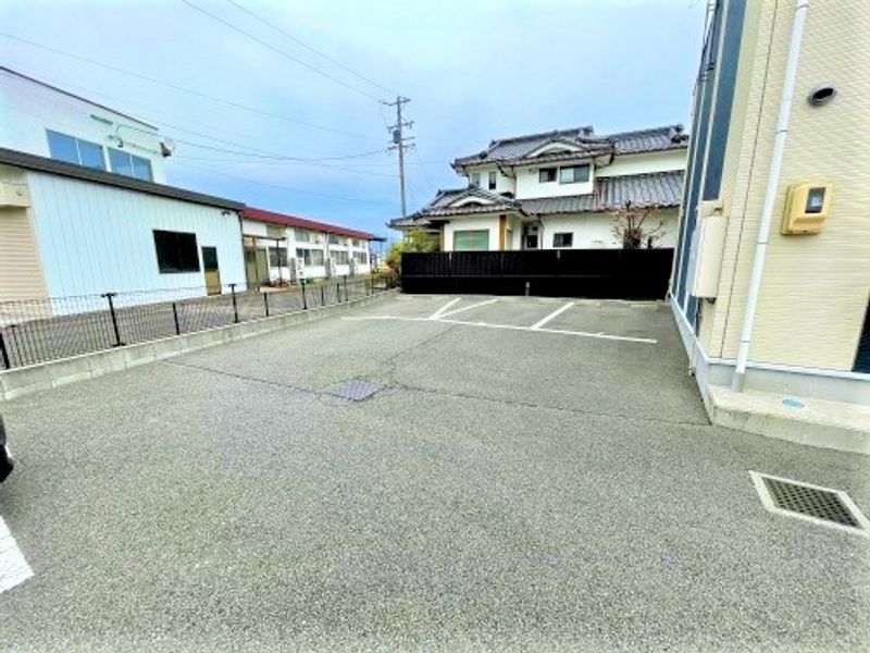 レオネクストクローバーハウス 駐車場