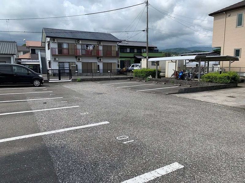 レオパレス弥生 駐車場