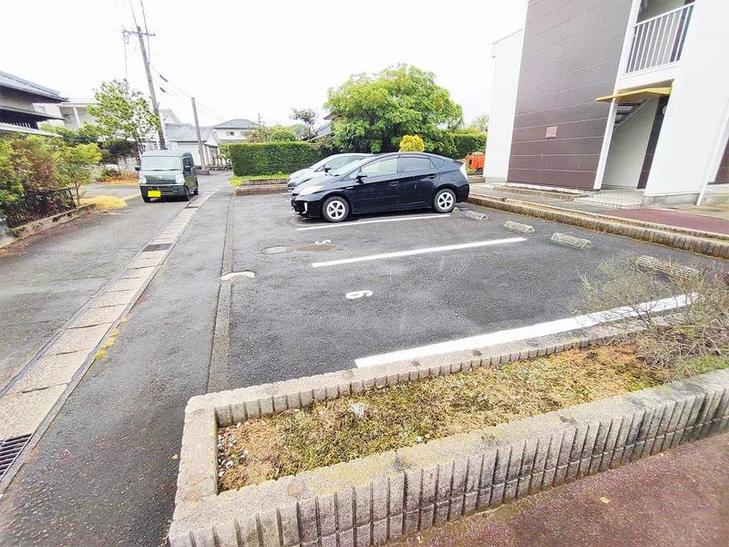 レオパレス木花 駐車場
