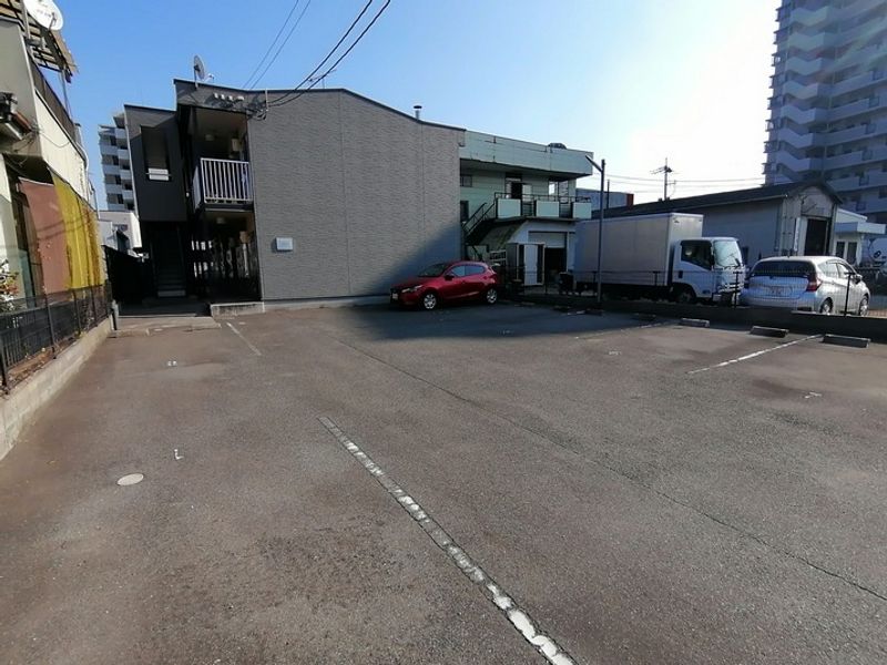 レオパレスひまわり 駐車場