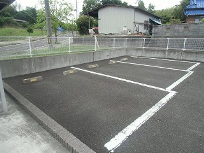 レオパレスＭｉｙａｍａ 駐車場