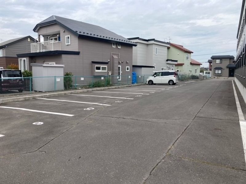 レオパレスエミール美原台　Ｃ館 駐車場