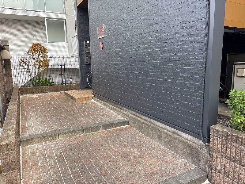 レオパレスＱＵＡＴＲＥ エントランス