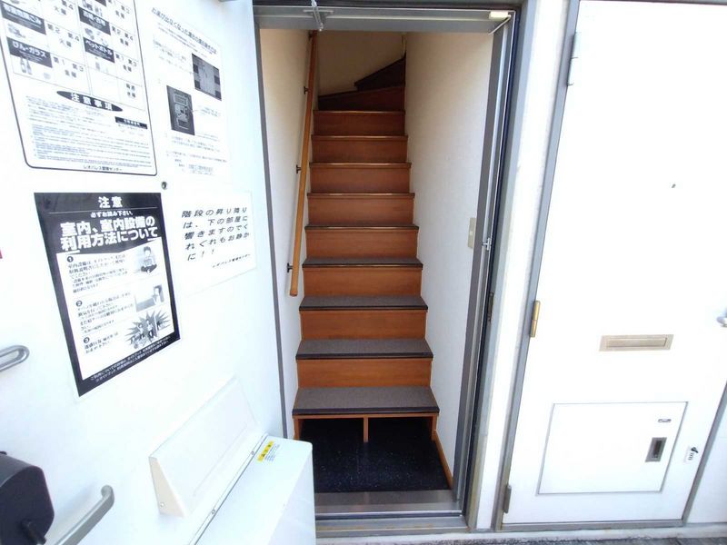 レオパレス四季 玄関