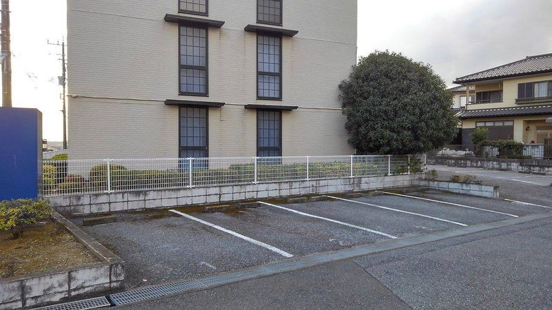 レオパレス中台 駐車場