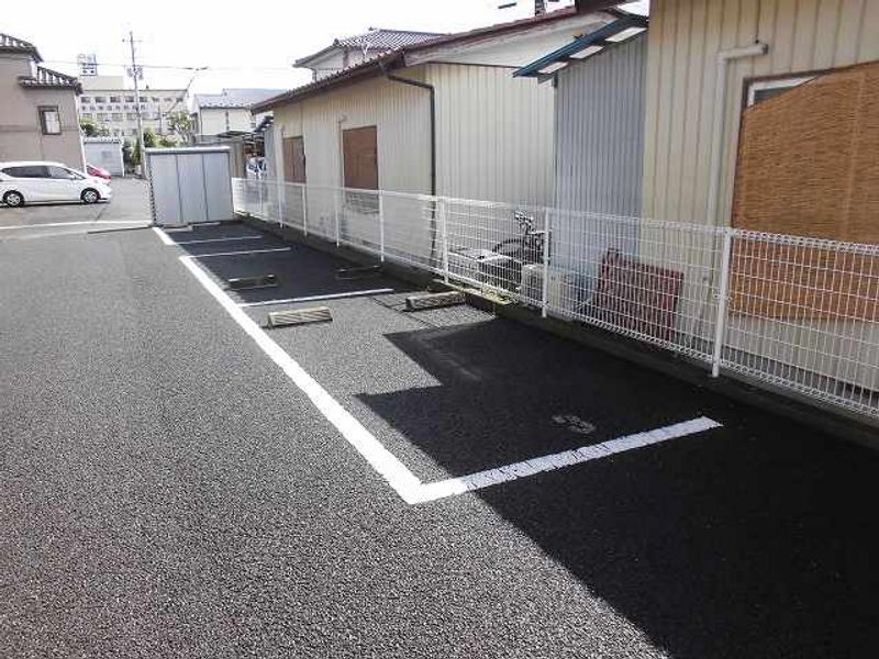 レオパレスエスポワール 駐車場